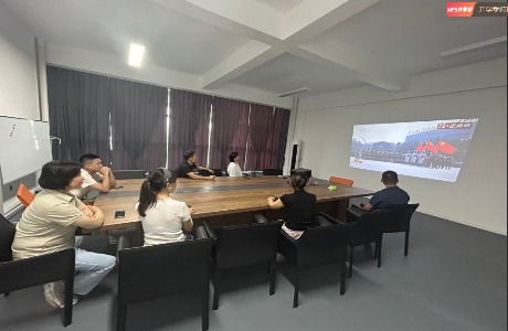 公司組織管理干部觀看抗戰勝利80周年大會